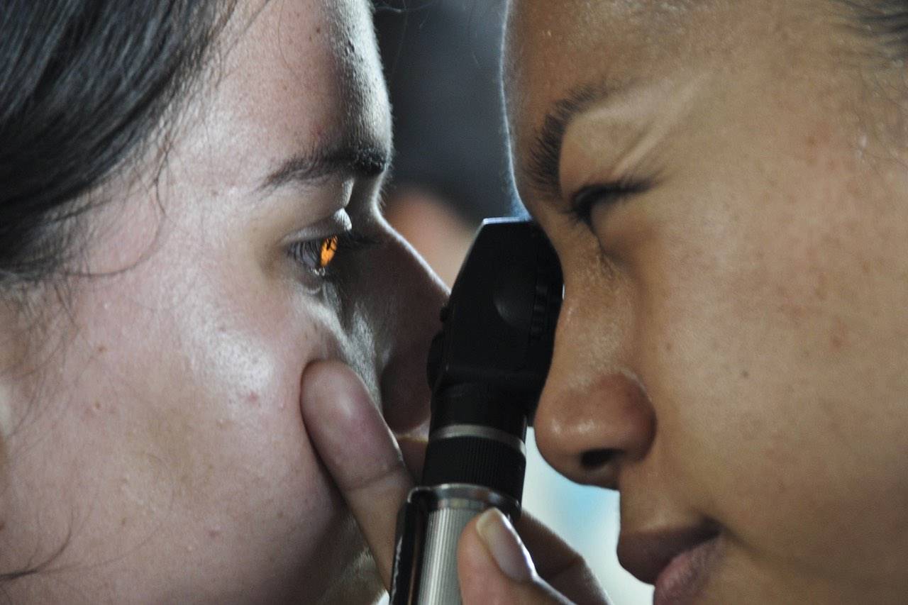 eye examination close light 1280×853
